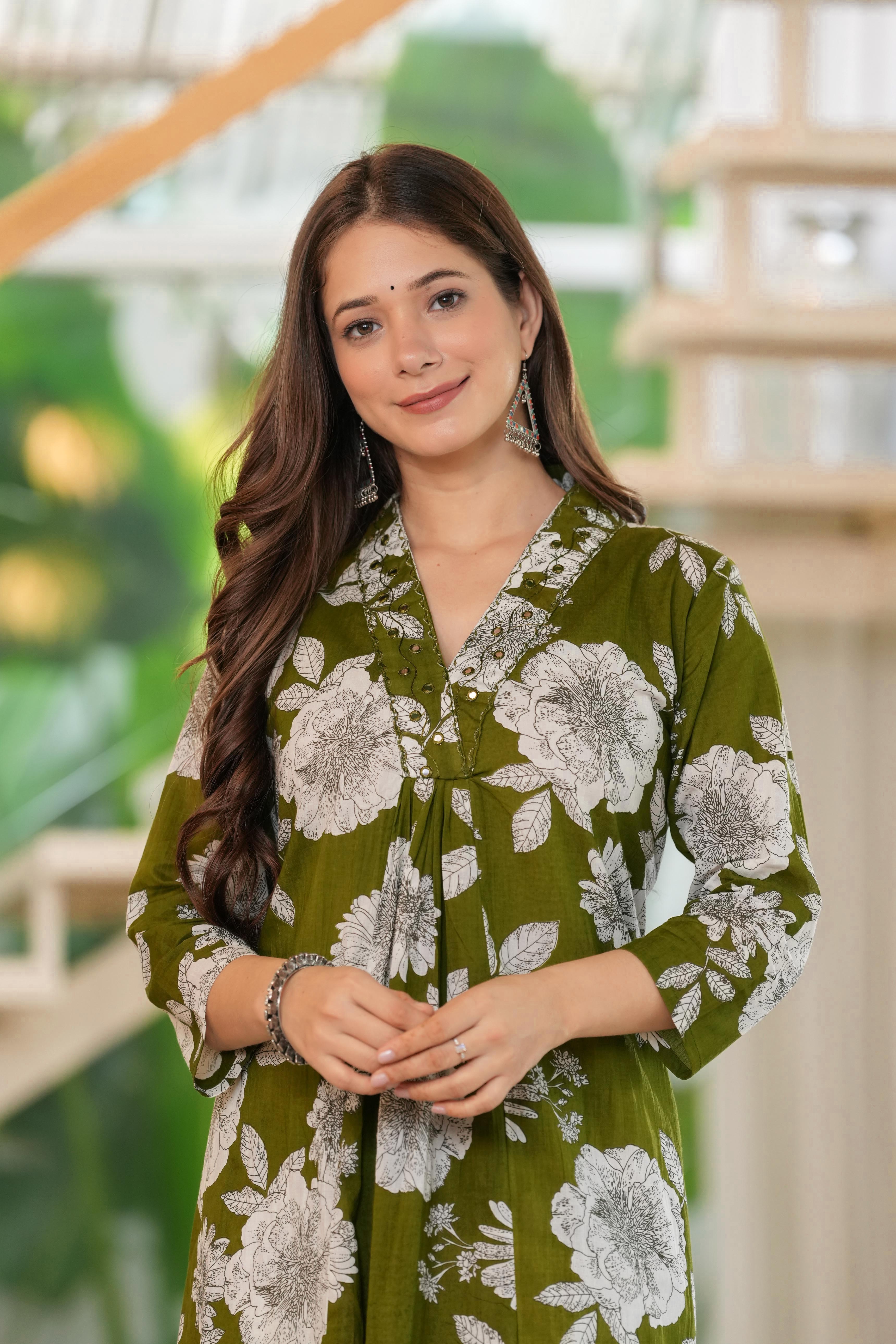 MEERA FAB Women Cotton Printed V-neck Kurta Palazzo Set