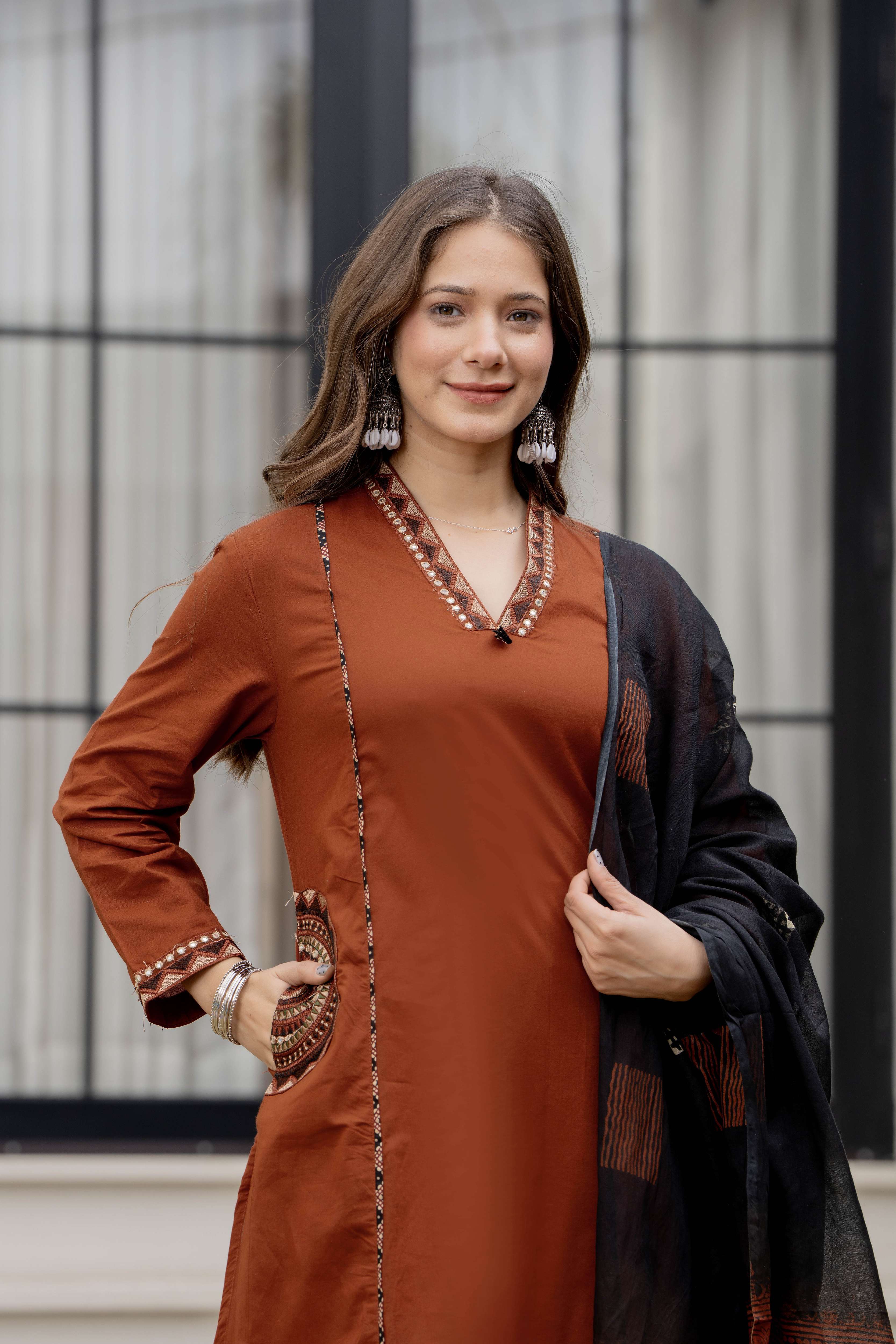 MEERA FAB Women Floral Printed Pure Cotton Straight V-Neck Kurta with Palazzos & Dupatta
