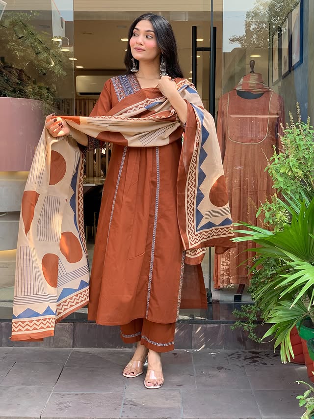 MEERA FAB Women Floral Printed Pure Cotton Straignt V-Neck Kurta with Trousers & Dupatta