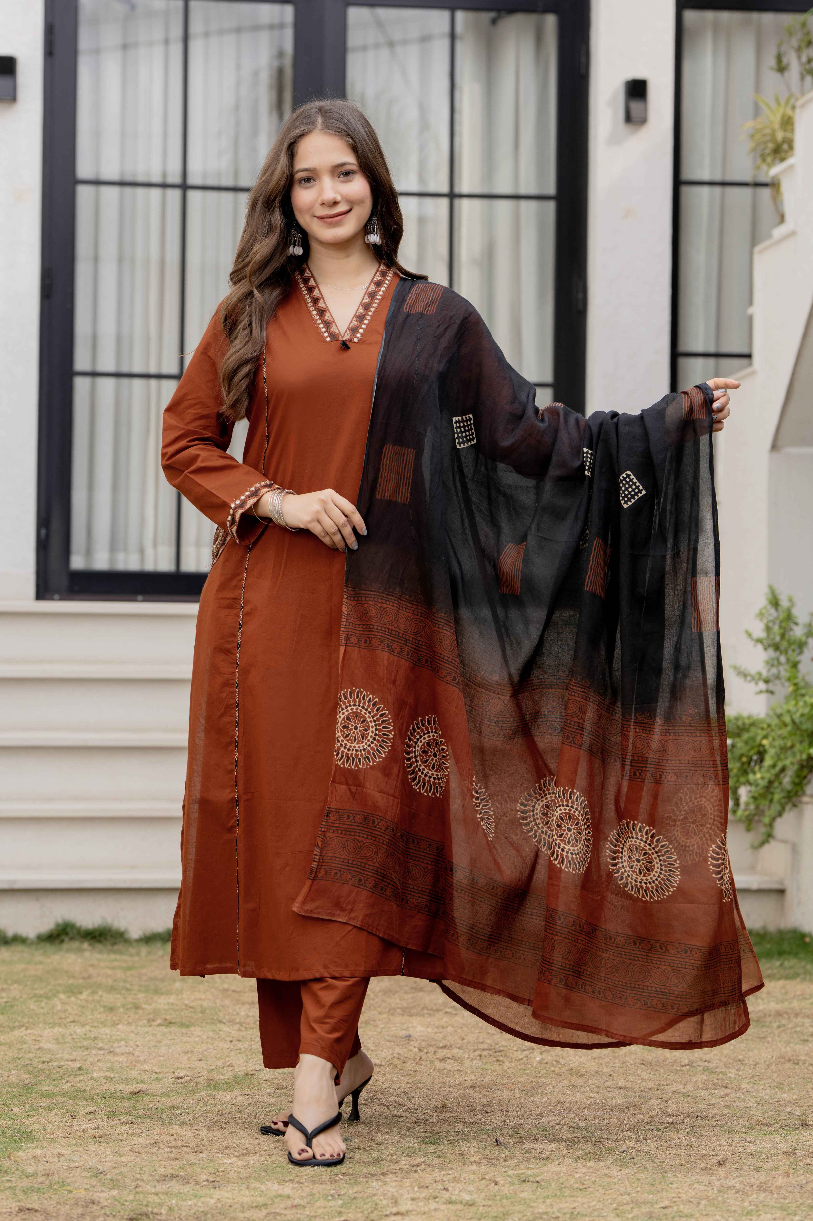 MEERA FAB Women Floral Printed Pure Cotton Straight V-Neck Kurta with Palazzos & Dupatta