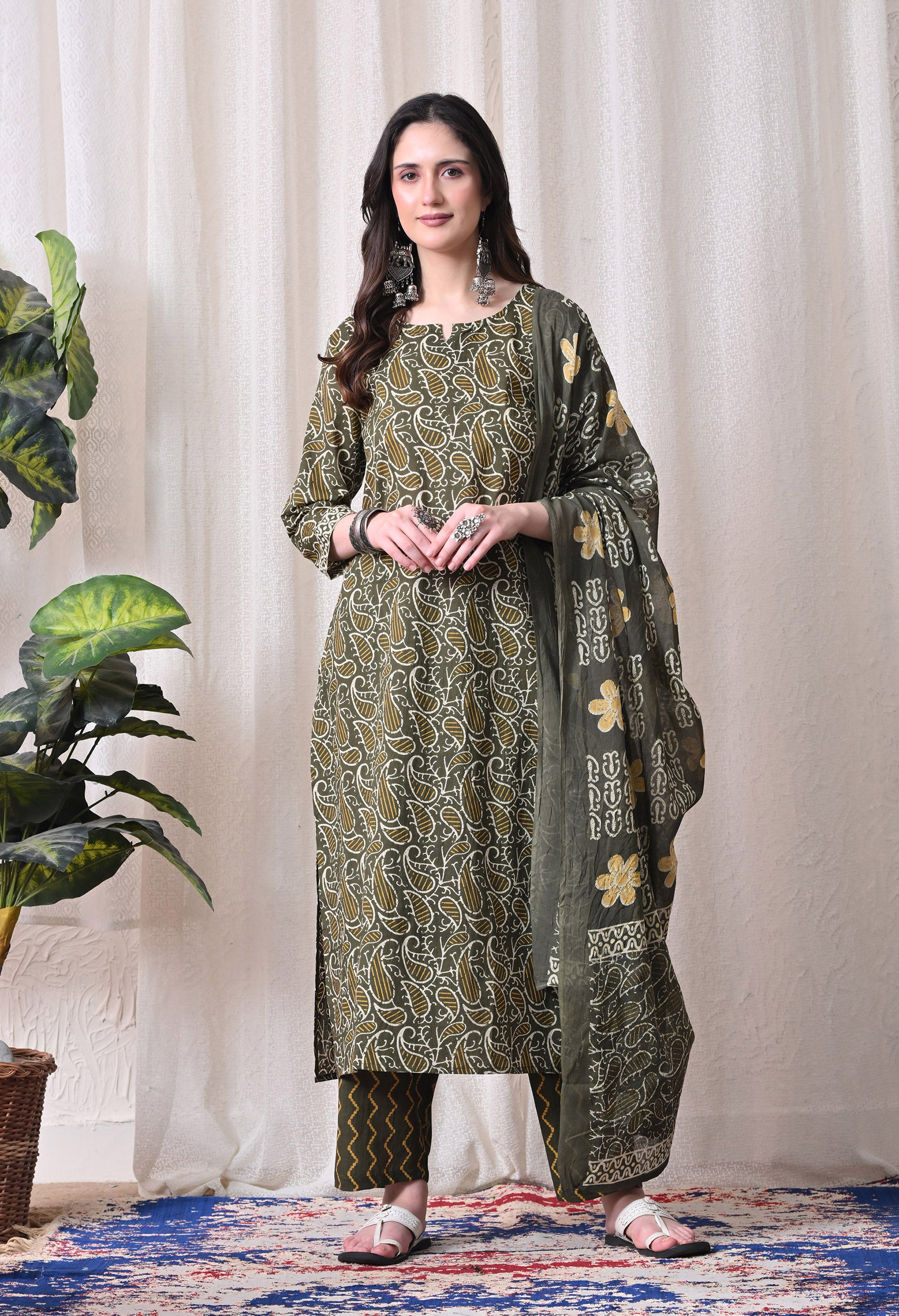 MEERA FAB Women Floral Printed Regular Pure Cotton Straight Kurta with Palazzos & with Dupatta