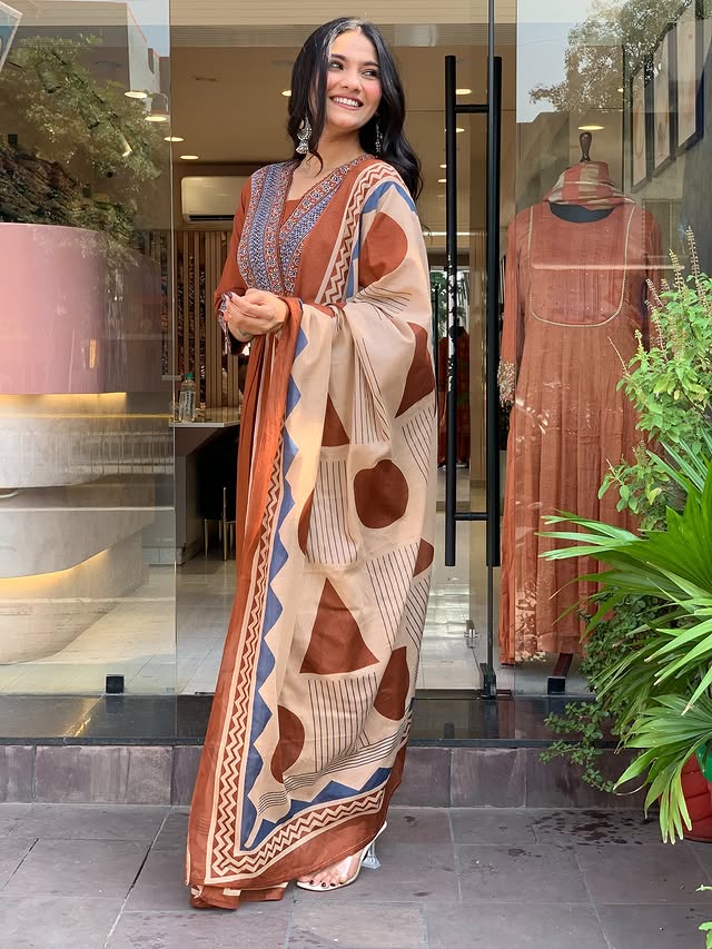 MEERA FAB Women Floral Printed Pure Cotton Straignt V-Neck Kurta with Trousers & Dupatta
