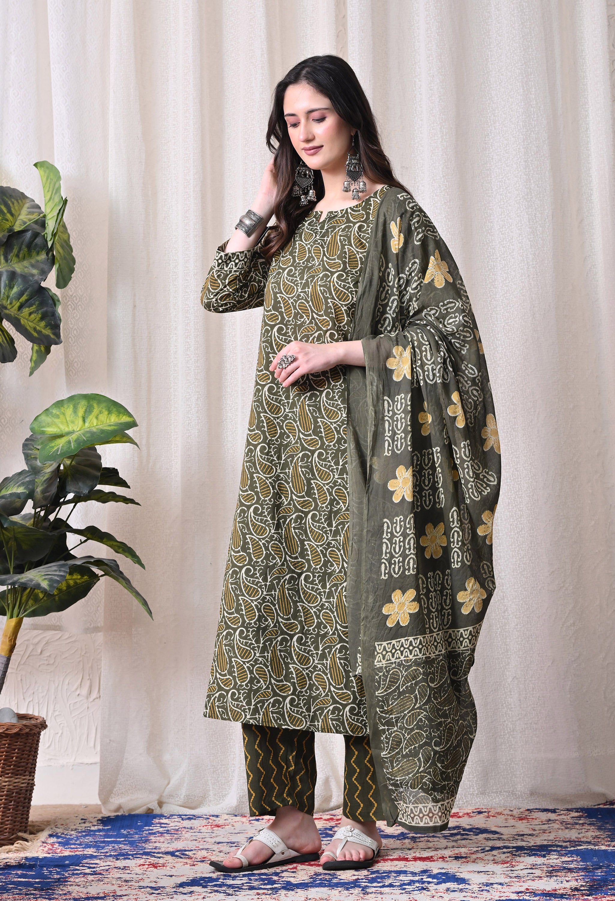 MEERA FAB Women Floral Printed Regular Pure Cotton Straight Kurta with Palazzos & with Dupatta