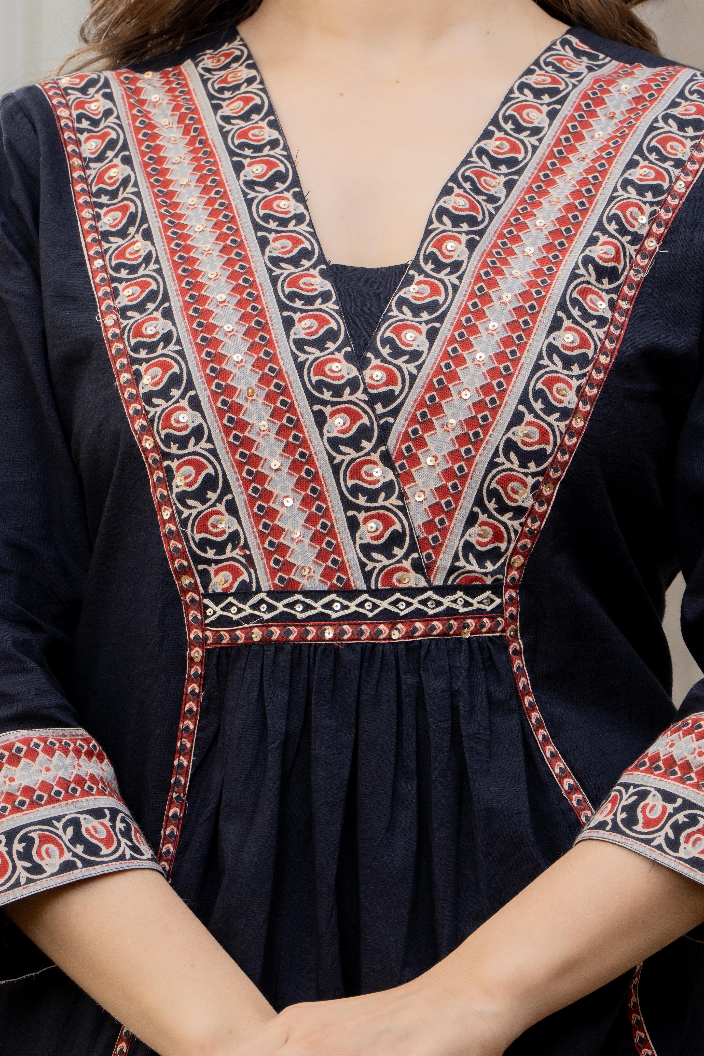 MEERA FAB Women Floral Printed Pure Cotton Straignt V-Neck Kurta with Trousers & Dupatta