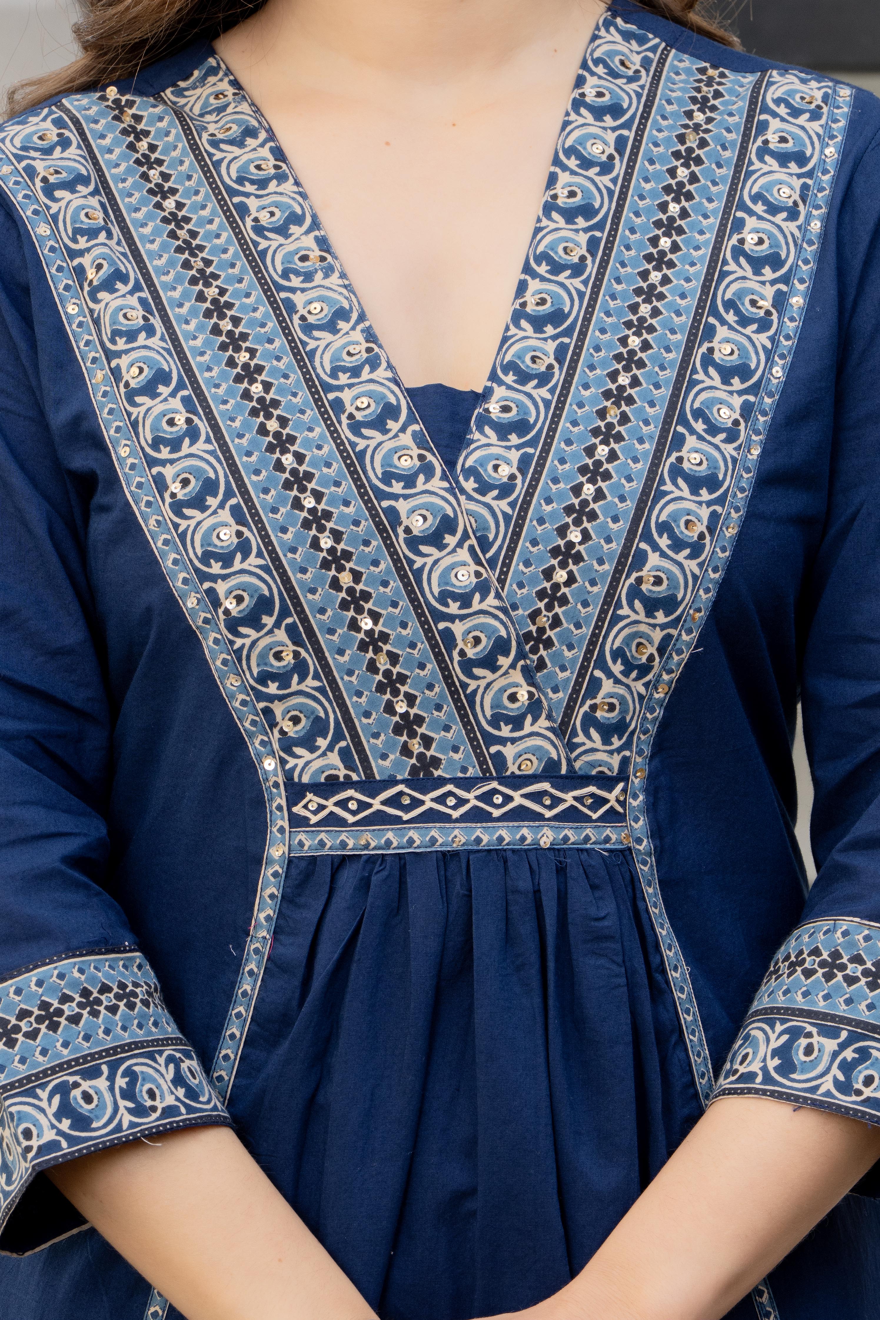 MEERA FAB Women Floral Printed Pure Cotton Straignt V-Neck Kurta with Trousers & Dupatta