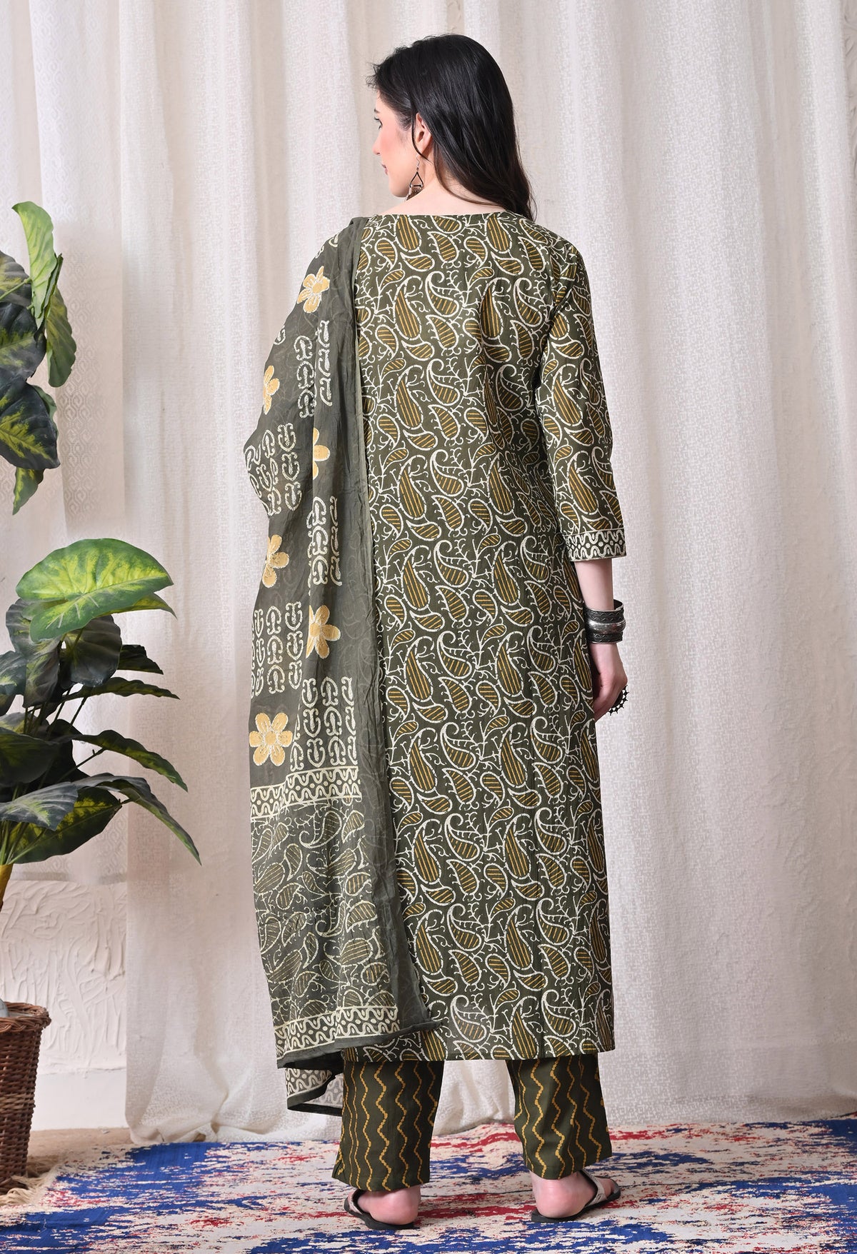 MEERA FAB Women Floral Printed Regular Pure Cotton Straight Kurta with Palazzos & with Dupatta