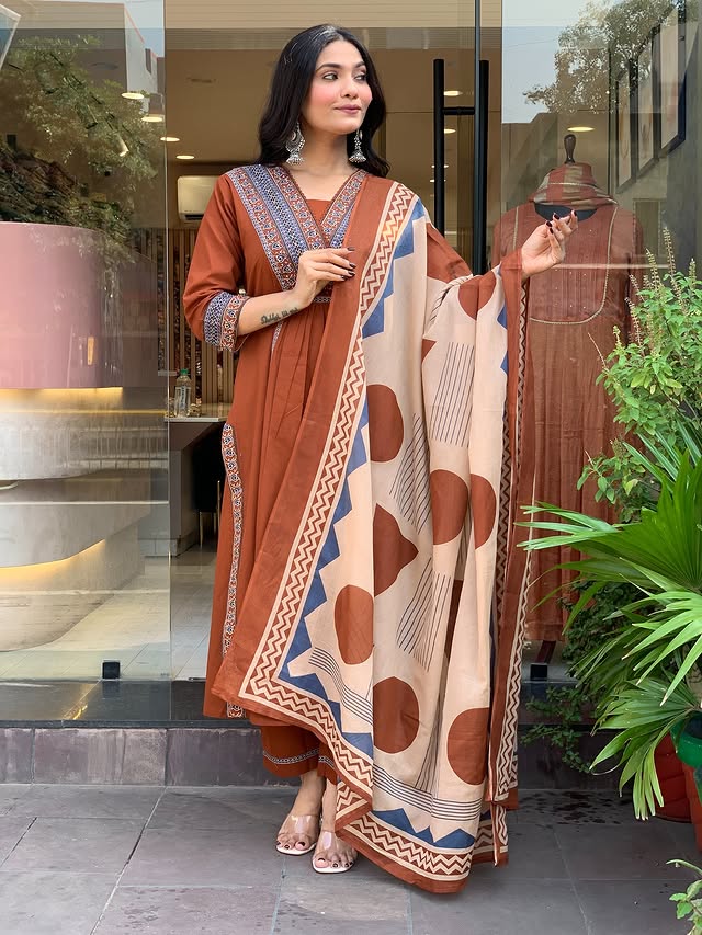 MEERA FAB Women Floral Printed Pure Cotton Straignt V-Neck Kurta with Trousers & Dupatta